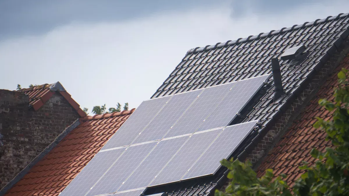 Najlepsze zestawy paneli słonecznych do użytku domowego w porównaniu z 2025